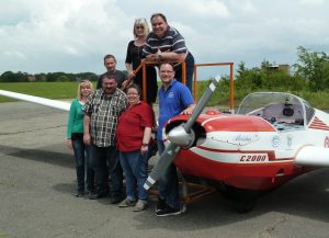 Passagiere von Fliegen verbindet am Motorsegler