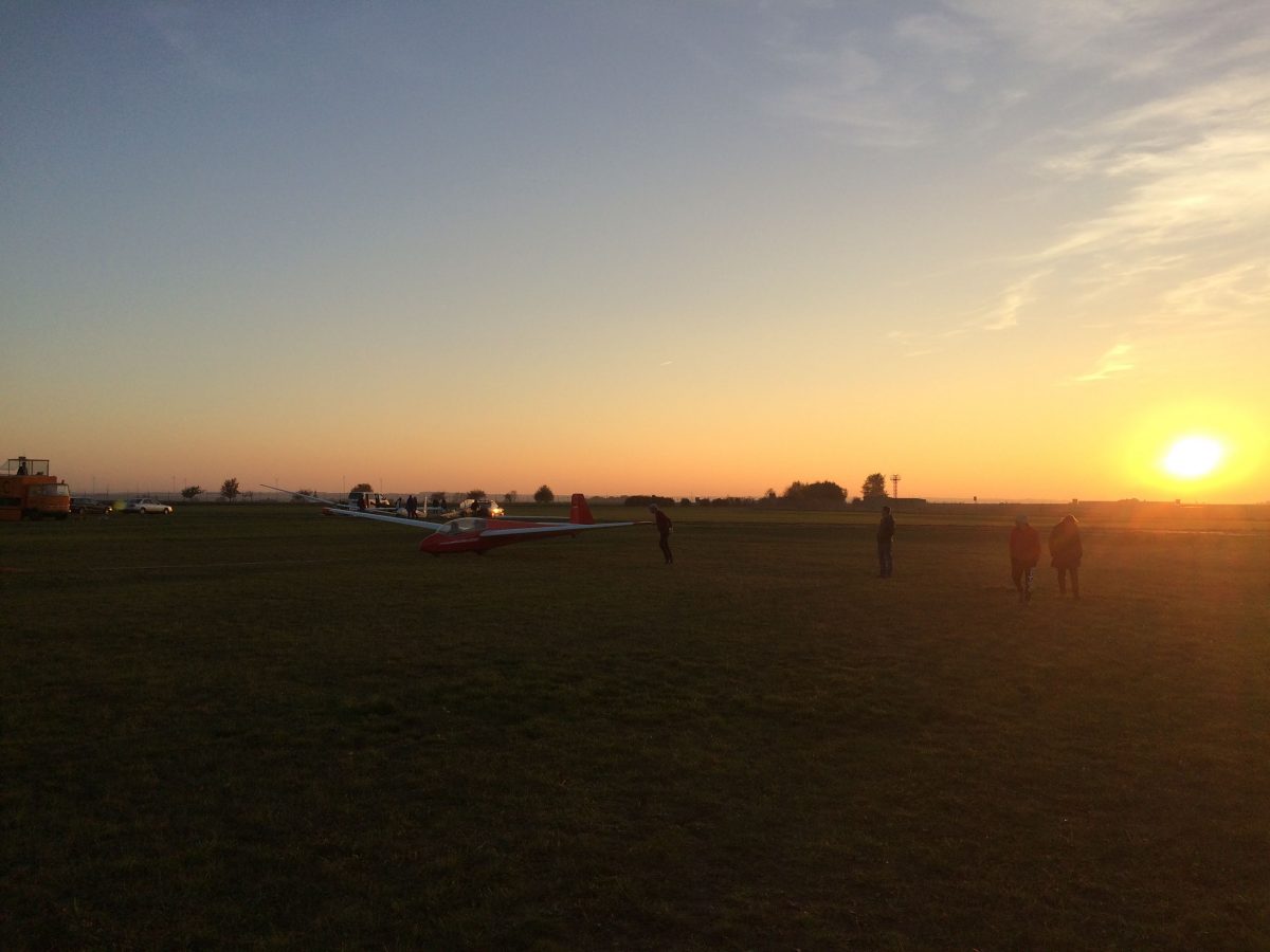 ASK 13 startbereit kurz vor Sonnenuntergang