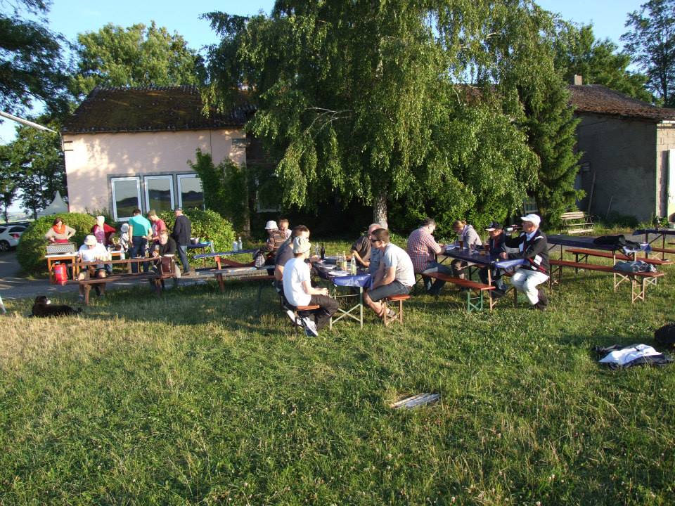 Grillstand vor dem Clubheim des Flugsportclub Giebelstadt