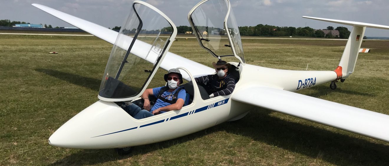 Mit Mundschutz im Cockpit