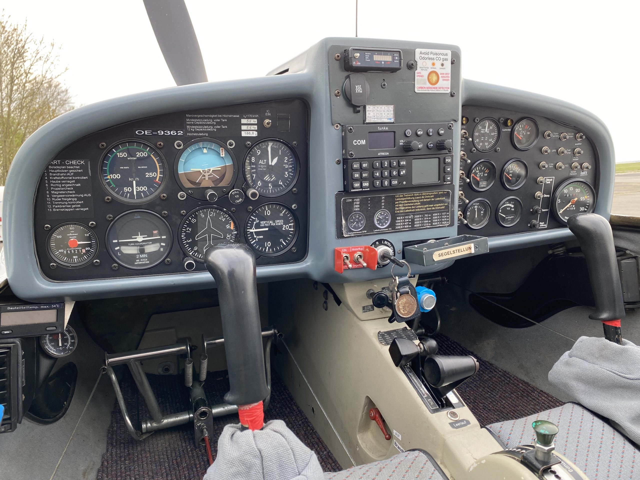 OE-9362_Cockpit