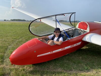 Ein zufriederner Pilot nachdem ersten Alleinflug.